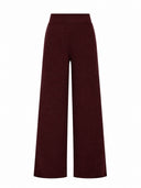 Bordeauxfarbene Hose mit weitem Bein und breitem Bund, Vorderansicht.