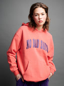 Roter Hoodie No Nad Days mit Glitzerprint am Model