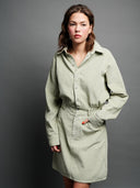 Cord Kleid salbei am Model