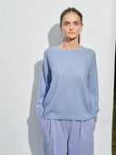 Pullover in blau mit Kontrastnaht in gelb am Model