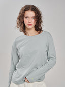Longsleeve mit Rundhals hellgrau am Model