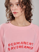 Sweatshirt Permanent Daydreamer in rosa am Model