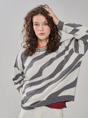 Kaschmir Pullover Zebramuster grau-offwhite am Model