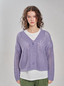 Lochstrickjacke in lila am Model