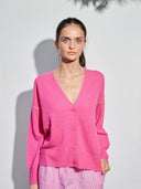 Cardigan in fuchsia mit Kontrastnaht in gelb am Model