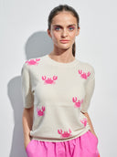 Pullover mit Krabben in off white am Model