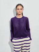 Kaschmir Strickjacke in Netz Optik lila am Model
