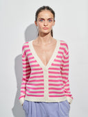 Cardigan mit Streifen in fuchsia und cremeweiß am Model