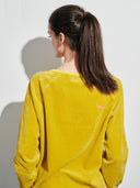 Sweatshirt velour senfgelb am Model Rückansicht