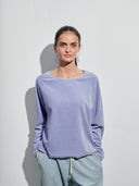 Sweatshirt Velour in flieder am Model Vorderansicht