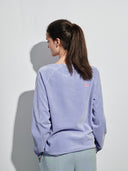 Sweatshirt Velour in flieder am Model Rückansicht
