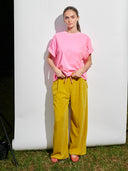 Lange Hose velour gelb am Model