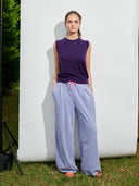 Lange Hose velour flieder am Model