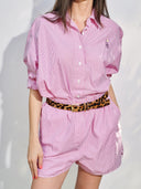 Gestreifte Popeline Shorts in Rosa am Model