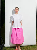 Popeline Rock in fuchsia am Model