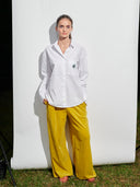 Popeline Bluse in weiß mit Palme am Model