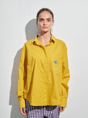 Popeline Bluse in lemon curry am Model