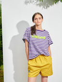 T-shirt mit lila Streifen und Sunshine flock am Model