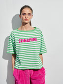 Grün gestreiftes Sunshine T-shirt am Model