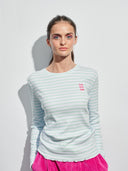 Rib Longsleeve hellblau-weiß mit Sunrise Stickerei am Model