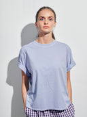 Lila T-shirt mit Dreamteam Applikation auf dem Rückteil am Model