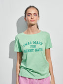 T-shirt sunny days in hellem grün am Model