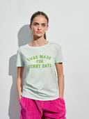 T-shirt sunny days in hellblau am Model