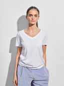 T-shirt V-neck weiß am Model