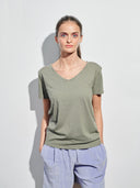 T-Shirt mit V- Ausschnitt in grau am Model