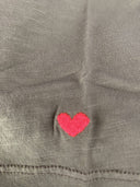 T-Shirt mit V- Ausschnitt in grau mit Herz am Ärmel