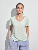 V-Neck T-shirt mit Slub Yarn Struktur in eislblau am Model