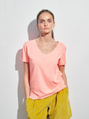 T-shirt mit V-Ausschnitt in fluo apricot am Model