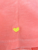 T-shirt mit V-Ausschnitt in fluo apricot, Herz am Ärmel