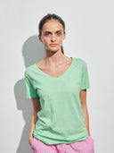 V-neck T-shirt in grün am Model