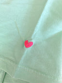 V-neck T-shirt in grün mit pinkem Herz am Ärmel