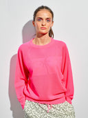 Kaschmir Pullover in Netzoptik mit Palmen in neon pink am Model