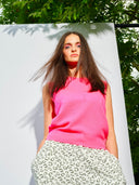 Kaschmir Top in Netzoptik mit Palmen in neon pink am Model
