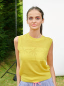 Kaschmir Top in Netzoptik mit Palmen in gelb am Model
