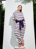Lounge Hose mit Streifen lila am Model