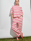 Lounge Hose mit Streifen in pink am Model