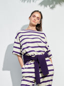 Kurzarm Sweatshirt mit Streifen in lila am Model