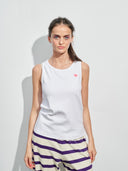 Rib Top in weiss mit Smiley am Model