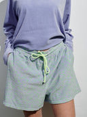 Leo Shorts aus Frottée in lila am Model
