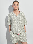 Frottée Hemd mit Leo Print in weiss am Model