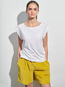 T-Shirt mit turn-up Ärmel in weiss am Model