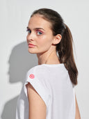 T-Shirt mit turn-up Ärmel in weiss Ärmeldetail