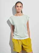 T-Shirt mit turn-up Ärmel in hellblau am Model