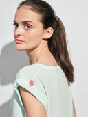 T-Shirt mit turn-up Ärmel in hellblau am Model detail