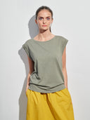 T-Shirt mit turn-up Ärmel in grau am Model