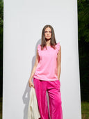 Top mit Ruffles in neon pink am Model
